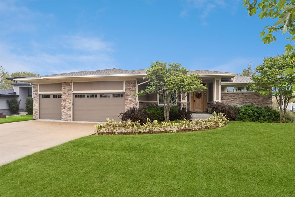 8916 NW 73rd Place, Johnston, IA 50131