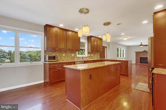 8057 LOFTY HEIGHTS DR, Waynesboro, PA 17268