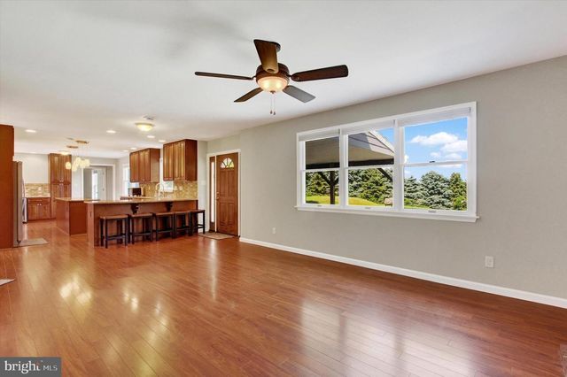 8057 LOFTY HEIGHTS DR, Waynesboro, PA 17268