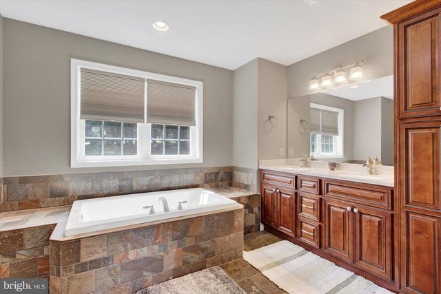 8057 LOFTY HEIGHTS DR, Waynesboro, PA 17268