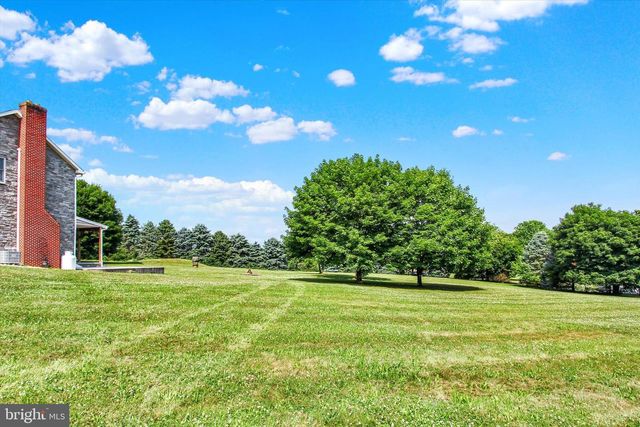 8057 LOFTY HEIGHTS DR, Waynesboro, PA 17268