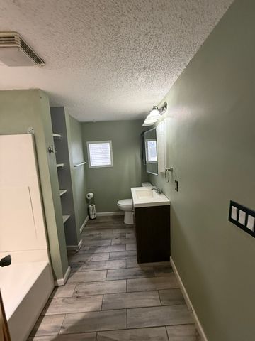 1820 E 25th Street, Des Moines, IA 50317