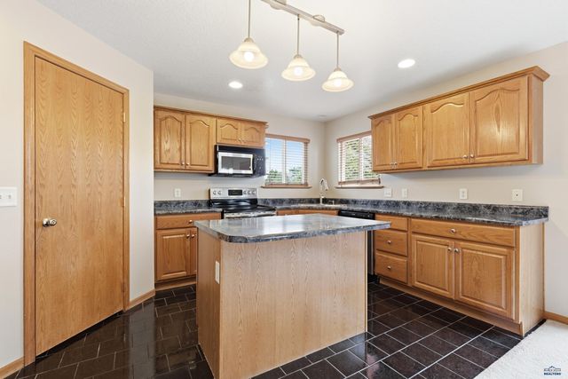 2511 MERLOT DR, Rapid City, SD 57701