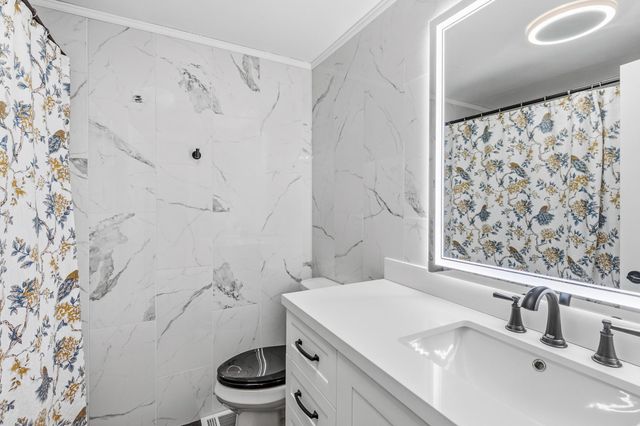 828 Woodgate Drive 105, Vadnais Heights, MN 55127