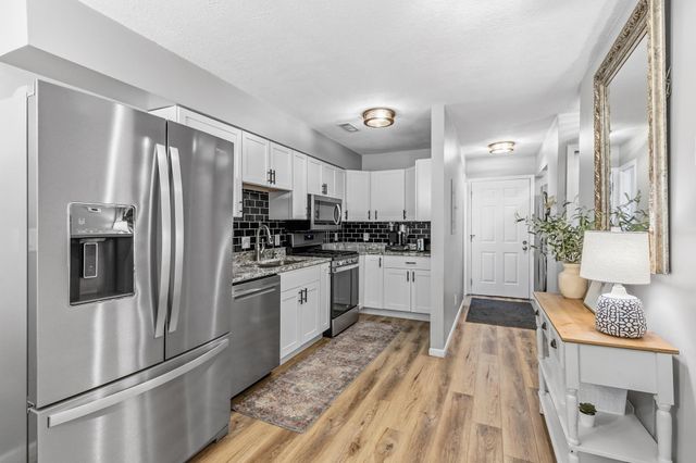 828 Woodgate Drive 105, Vadnais Heights, MN 55127