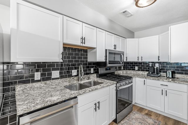 828 Woodgate Drive 105, Vadnais Heights, MN 55127