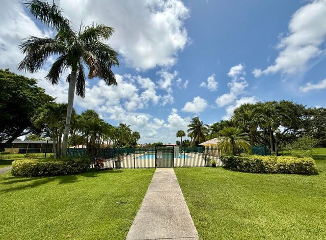 1625 Meadows Circle W, Boynton Beach, FL 33436