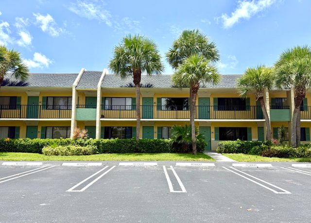 1625 Meadows Circle W, Boynton Beach, FL 33436