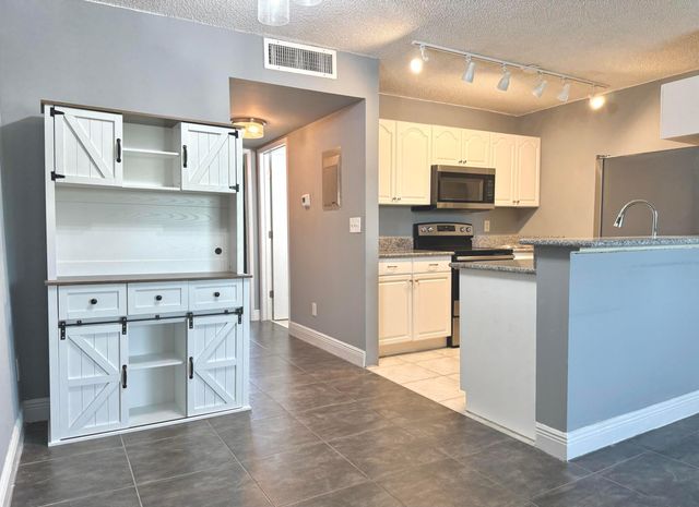 1625 Meadows Circle W, Boynton Beach, FL 33436