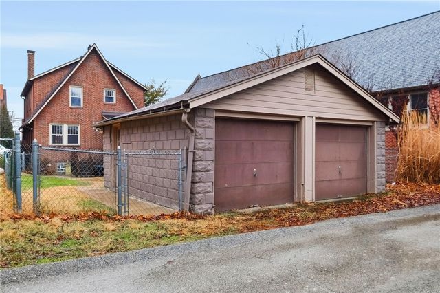 359 Pennsylvania Ave, Oakmont, PA 15139