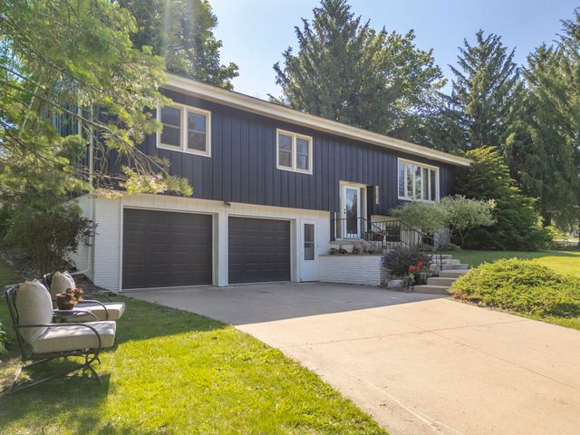 1117 Woodring Drive, Waverly, IA 50677