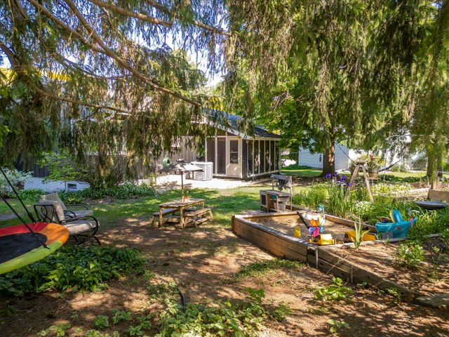 1117 Woodring Drive, Waverly, IA 50677