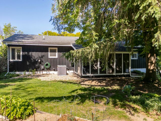1117 Woodring Drive, Waverly, IA 50677