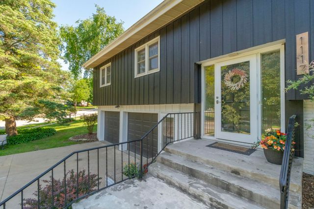 1117 Woodring Drive, Waverly, IA 50677