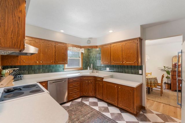 1117 Woodring Drive, Waverly, IA 50677