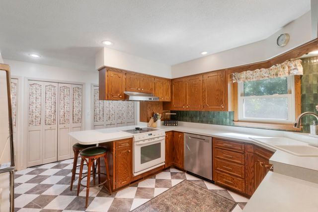 1117 Woodring Drive, Waverly, IA 50677
