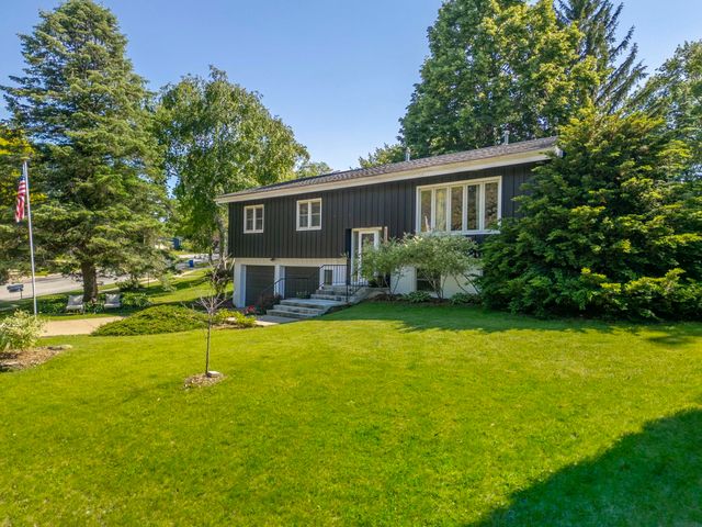 1117 Woodring Drive, Waverly, IA 50677