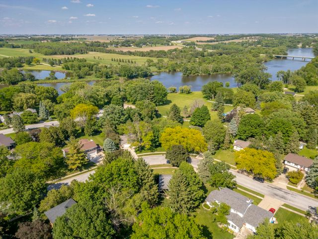 1117 Woodring Drive, Waverly, IA 50677