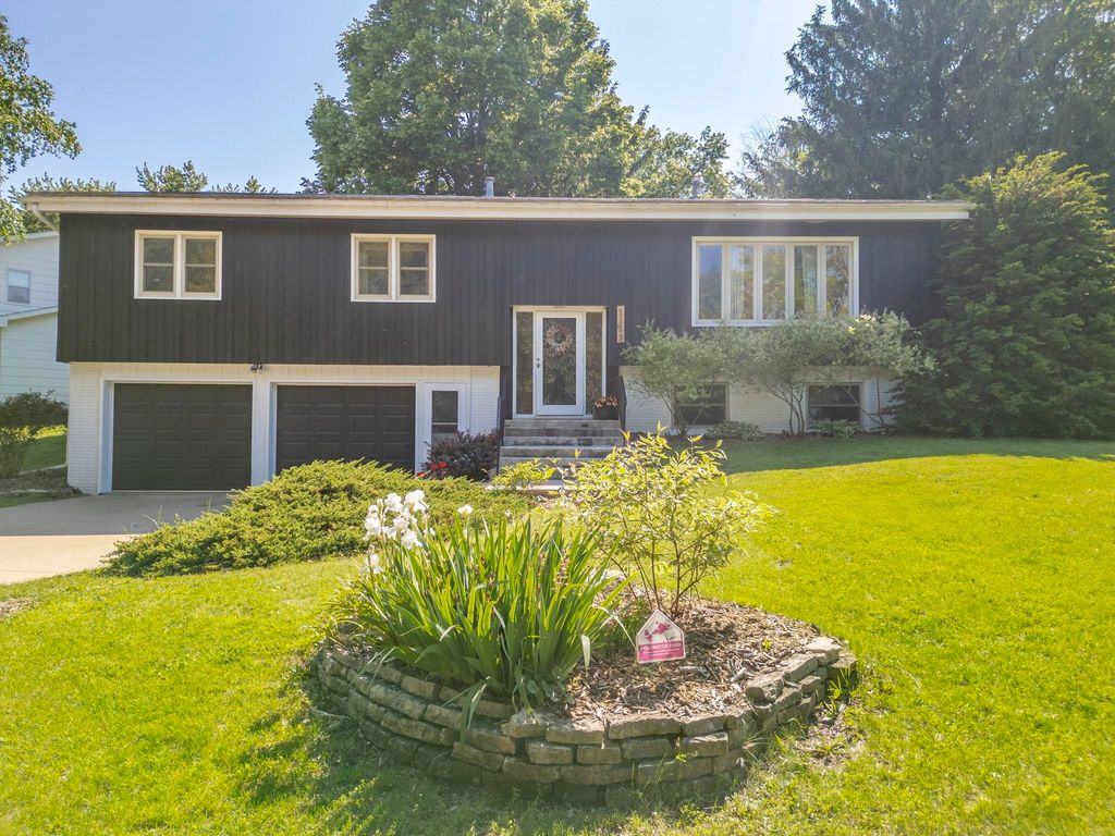 1117 Woodring Drive, Waverly, IA 50677