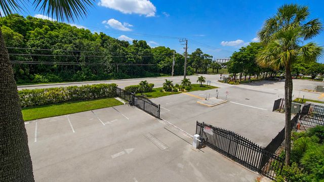 2650 NW 49th Avenue 318, Lauderdale Lakes, FL 33313
