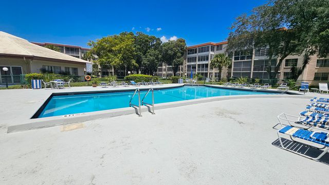 2650 NW 49th Avenue 318, Lauderdale Lakes, FL 33313