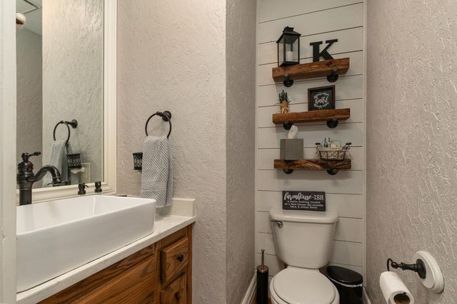 240 Iron Oaks Drive, Ozark, MO 65721