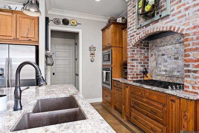 10562 Cessna St, Gonzales, LA 70737