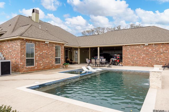 10562 Cessna St, Gonzales, LA 70737