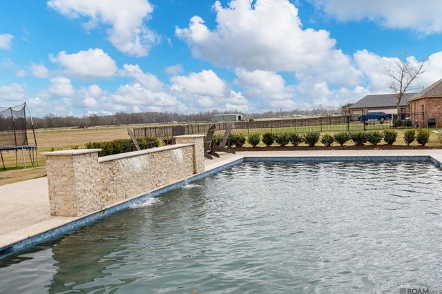 10562 Cessna St, Gonzales, LA 70737