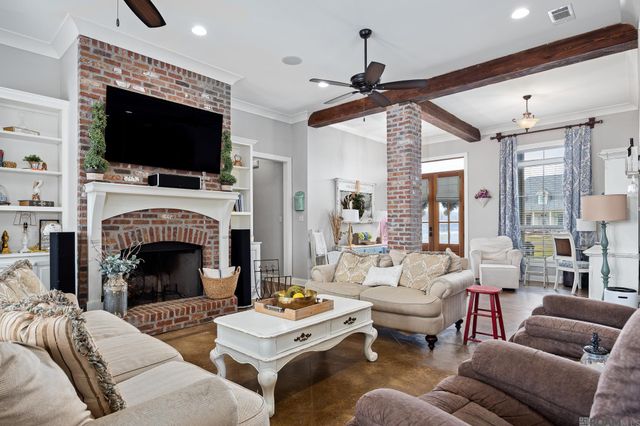 10562 Cessna St, Gonzales, LA 70737