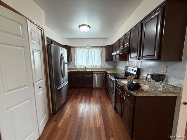 3290 Bennington Drive, Wixom, MI 48393