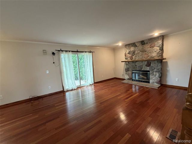 3290 Bennington Drive, Wixom, MI 48393