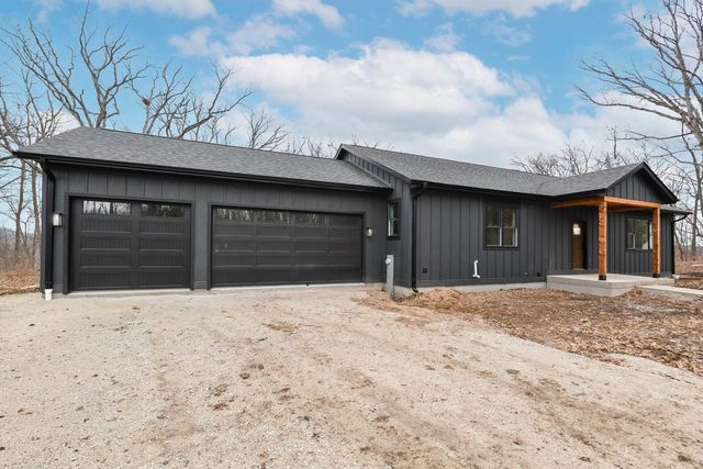 N6095 Johnson ROAD, Burlington, WI 53105