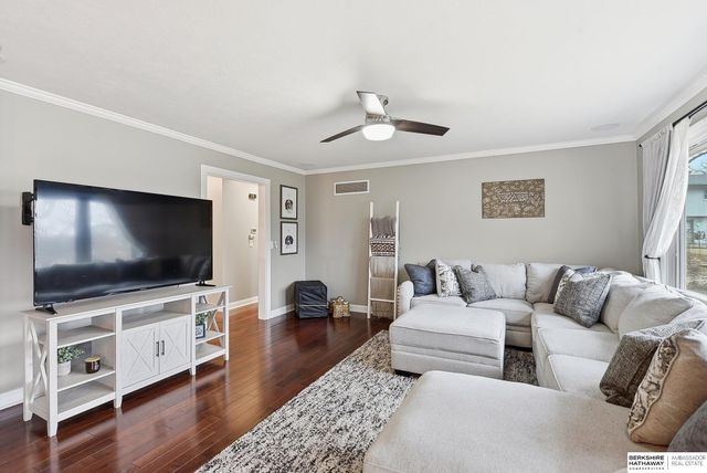 206 Bellevue Boulevard S, Bellevue, NE 68005