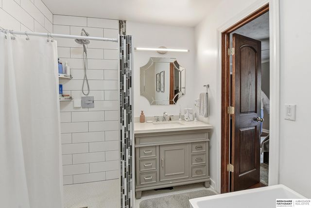 206 Bellevue Boulevard S, Bellevue, NE 68005