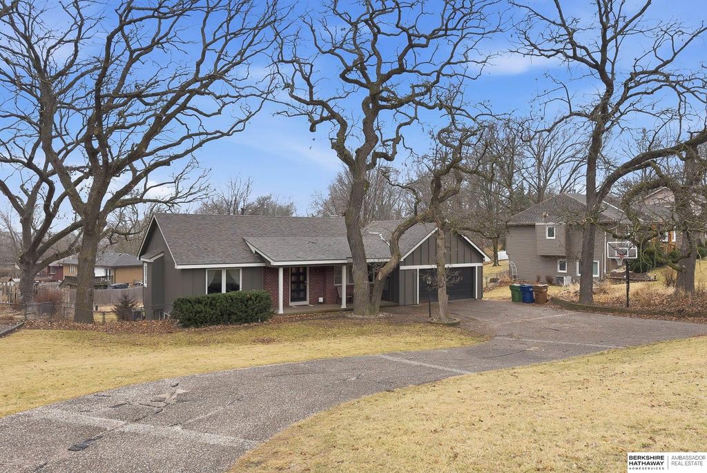 206 Bellevue Boulevard S, Bellevue, NE 68005