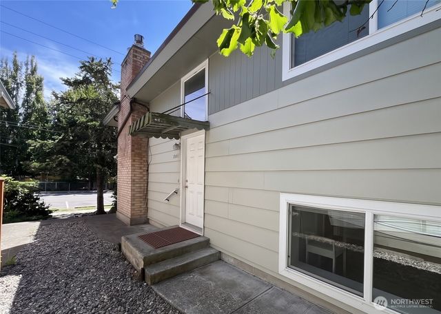13807 Greenwood Avenue N, Seattle, WA 98133