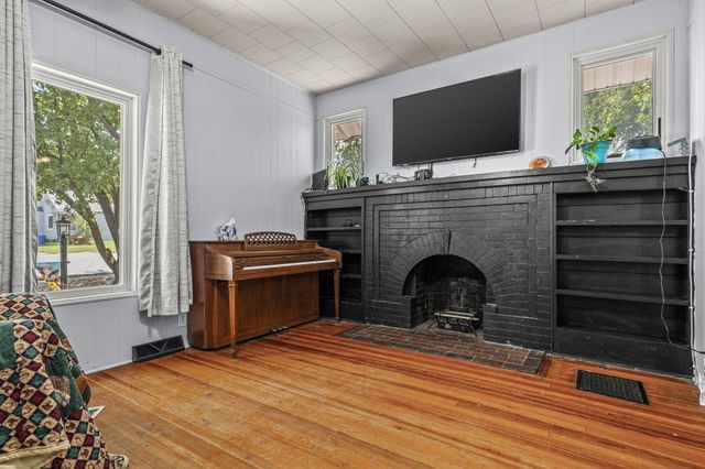 225 N Locust Street, Marshfield, MO 65706