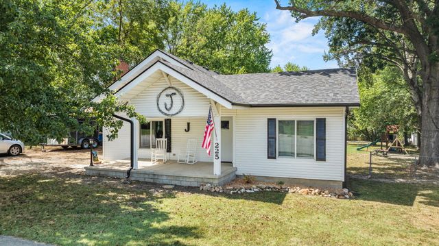 225 N Locust Street, Marshfield, MO 65706