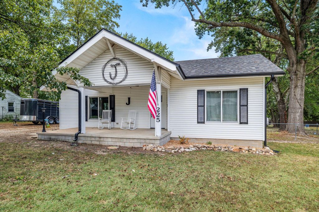 225 N Locust Street, Marshfield, MO 65706