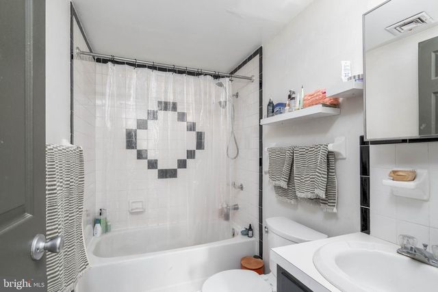 239 RACE ST, Philadelphia, PA 19106