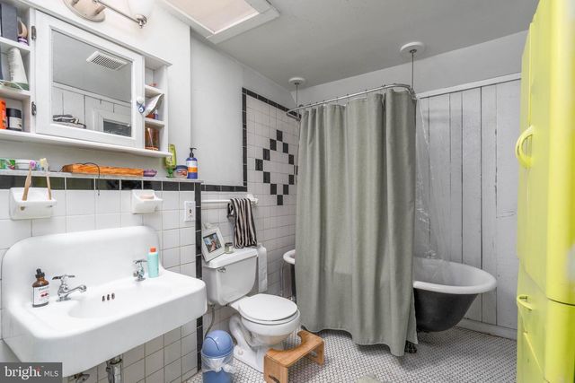 239 RACE ST, Philadelphia, PA 19106