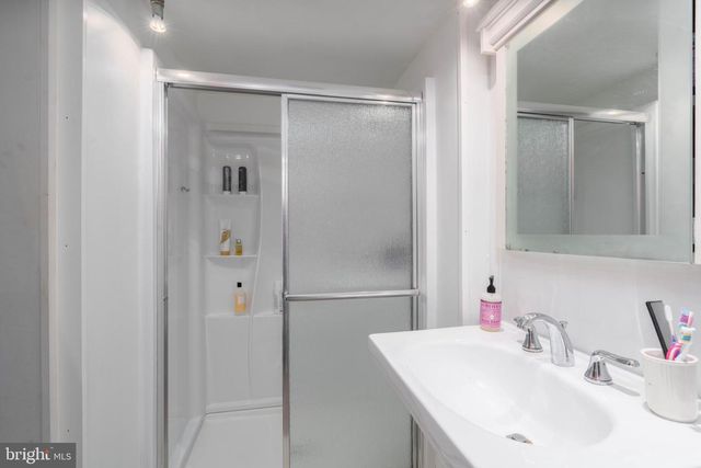 239 RACE ST, Philadelphia, PA 19106