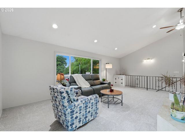 6717 OAKRIDGE Dr, Gladstone, OR 97027