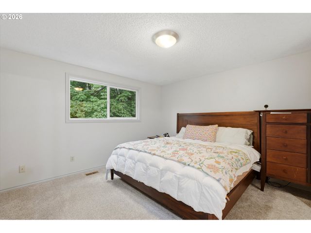 6717 OAKRIDGE Dr, Gladstone, OR 97027