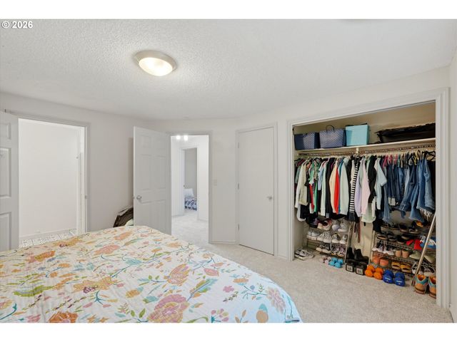 6717 OAKRIDGE Dr, Gladstone, OR 97027