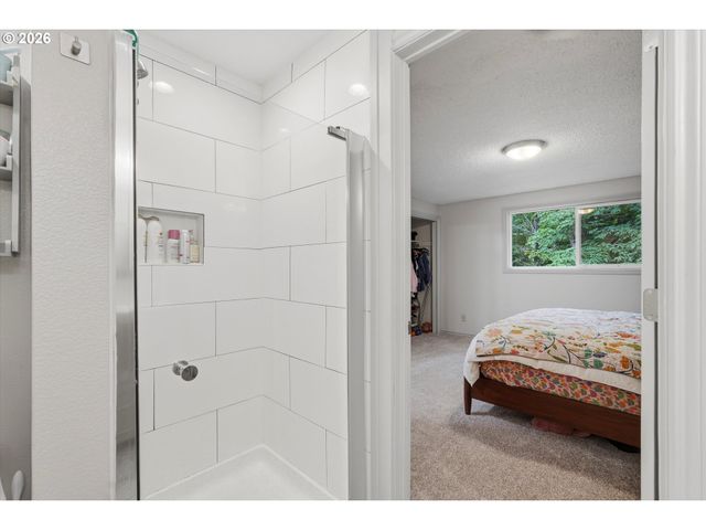 6717 OAKRIDGE Dr, Gladstone, OR 97027