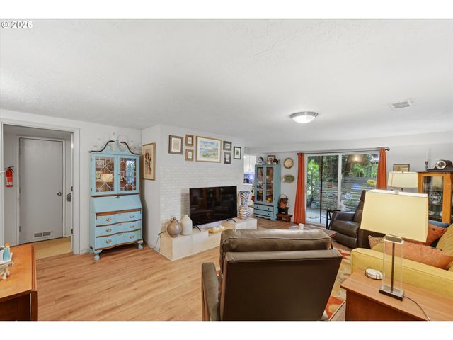 6717 OAKRIDGE Dr, Gladstone, OR 97027