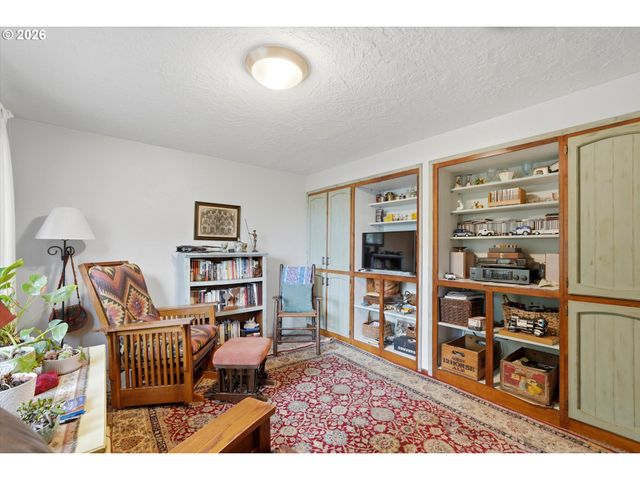 6717 OAKRIDGE Dr, Gladstone, OR 97027
