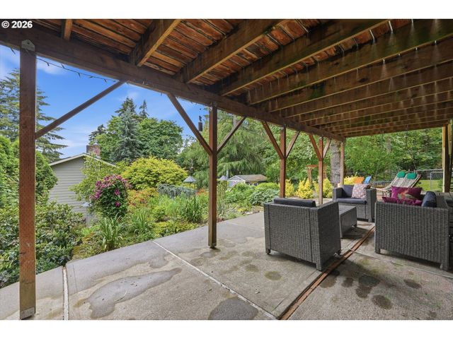 6717 OAKRIDGE Dr, Gladstone, OR 97027